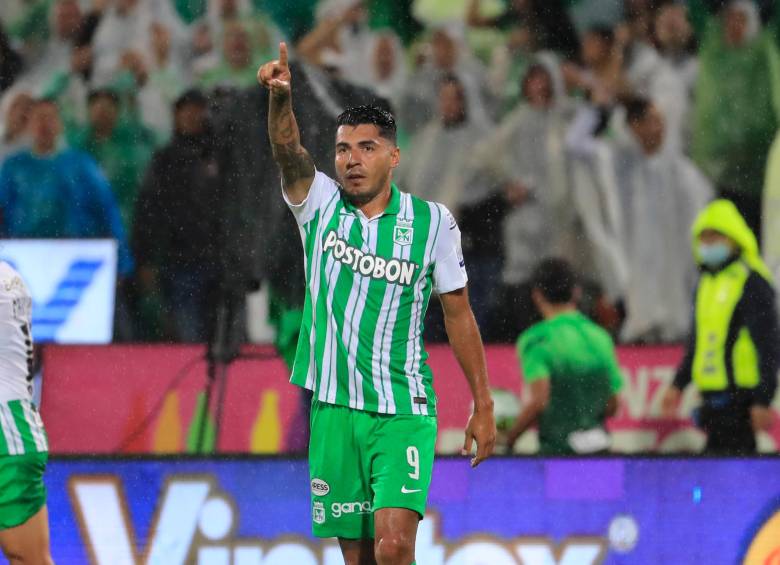  El goleador Jefferson Duque marcó a los 30 minutos un gol de cabeza, luego de que Dorlan Pabón le centrara el balón. FOTO: JAIME PÉREZ