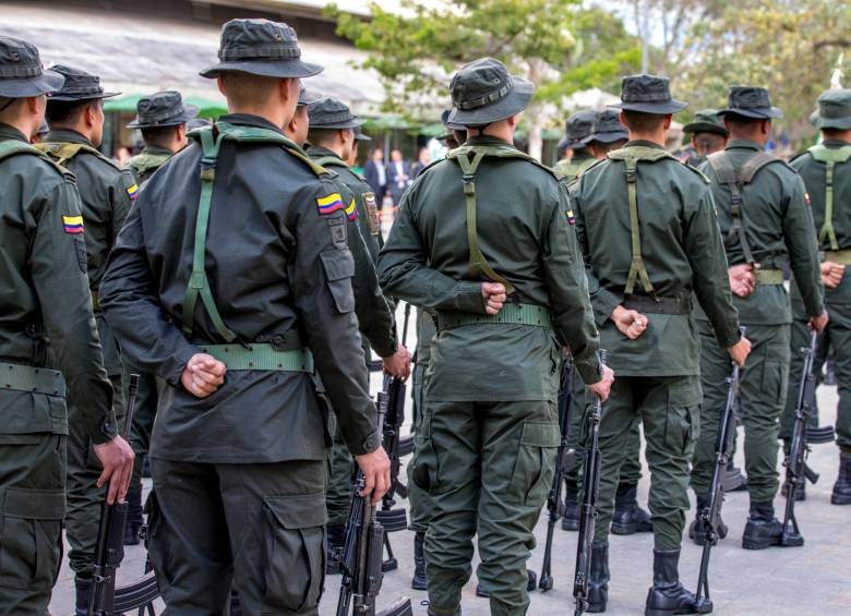 El presidente electo, Gustavo Petro, envió una carta a los militares y policías del país en la que les propone mejorar su calidad de vida. Desde Acore dicen que los quieren endulzar. FOTO Juan A. sánchez