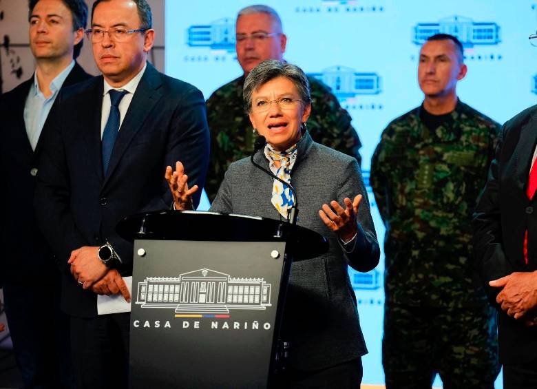 El alcalde de Medellín, Daniel Quintero; el ministro del Interior, Alfonso Prada; alcaldesa de Bogotá, Claudia López, y el ministro de Defensa, Iván Velásquez, al término del Consejo de Seguridad sobre la seguridad en las ciudades capitales. FOTO: Cortesía Presidencia