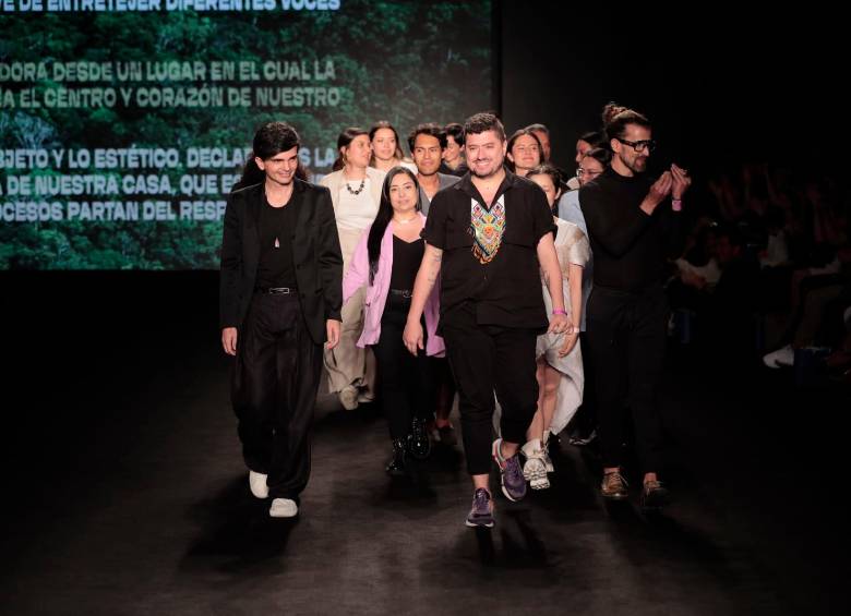 Diseñadores que hicieron parte de “Cuatro Relatos”, las cápsulas con las que cerró Colombiamoda 2022. FOTO Carlos Velásquez 