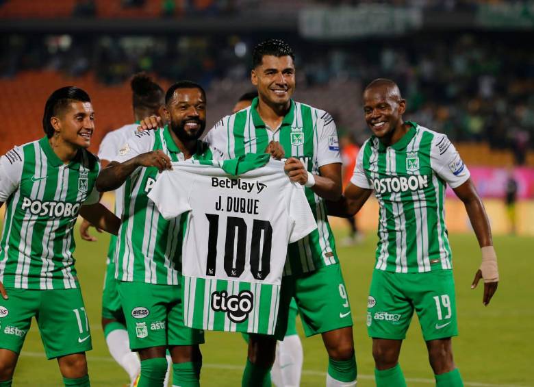 El festejo de Duque con sus compañeros. FOTO: ESNEYDER GUTIÉRREZ