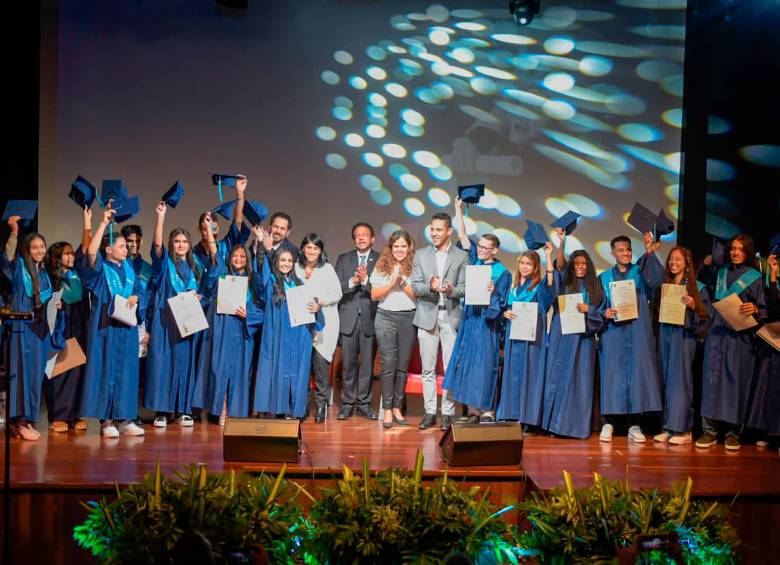 Fueron 23 estudiantes venezolanos los primeros en obtener ayer el título de bachiller válido en Colombia, lo que abre las oportunidades para sus próyectos de vida. FOTO cortesía