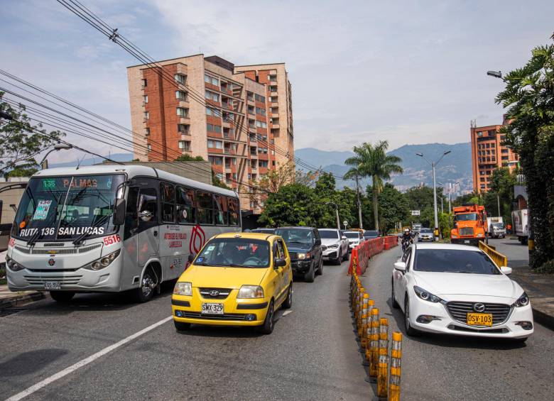Las congestiones en este sector se dan principalmente cerca del mall de San Lucas en dirección a Envigado. Allí la vía de dos carriles unidireccionales pasa a ser de uno. FOTO Carlos Velásquez