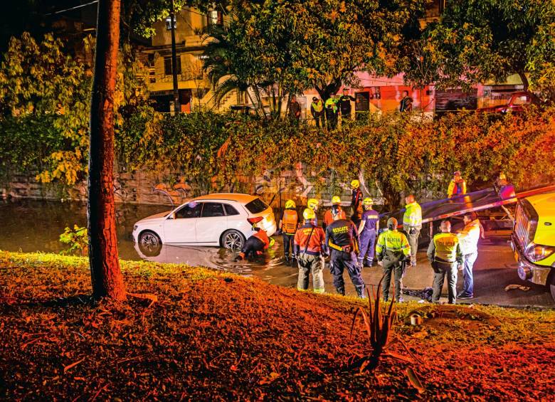 La maniobra para sacar el carro del agua duró varias horas y al fin se logró pasada la medianoche. FOTOS <b><span class=mln_uppercase_mln>Camilo suárez</span></b>