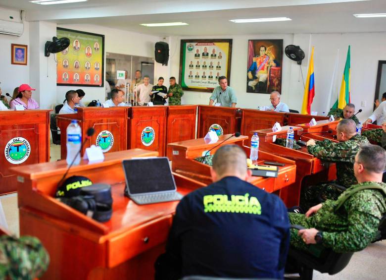 En el consejo de Seguridad en el Bajo Cauca, el gobernador Aníbal Gaviria y el ministro de Defensa, Iván Veláquez, pidieron el retorno de la Fiscalía a Tarazá. FOTO: CORTESÍA GOBERNACIÓN DE ANTIOQUIA