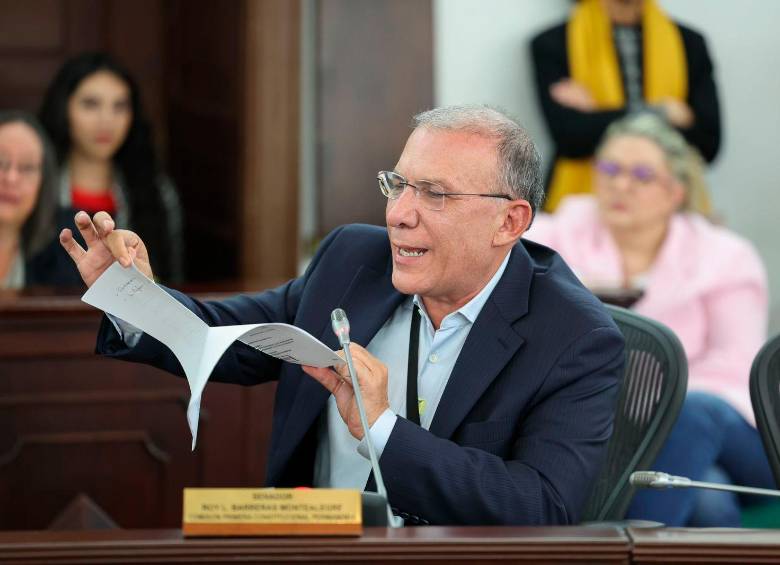 El congresista rompió el documento de la reforma en plena sesión. FOTO: PRENSA ROY BARRERAS