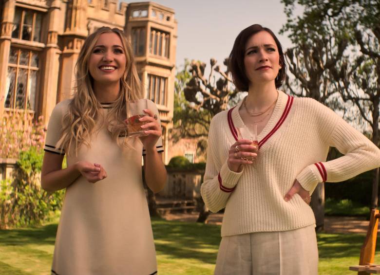 Las actrices Tilly Keeper y Charlotte Ritchie en la cuarta temporada de You. FOTO Cortesía 