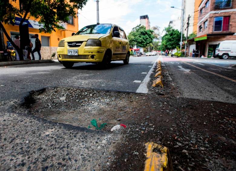 Pese al balance del Alcalde, en el Centro, el viernes, todavía había huecos sin tapar, como este de la carrera 50 con calle 57.