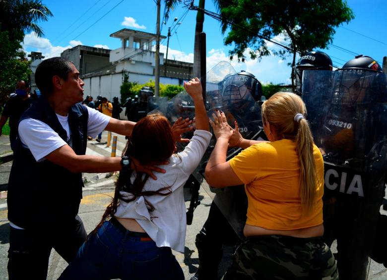 Un grupo de familiares de los presos de la cárcel de media seguridad del municipio de Tuluá protestaron en las afueras del penal por la falta de claridad sobre el incendio (ver Imagen en recuadro) que dejó más de medio centenar de reclusos muertos. FOTO Getty