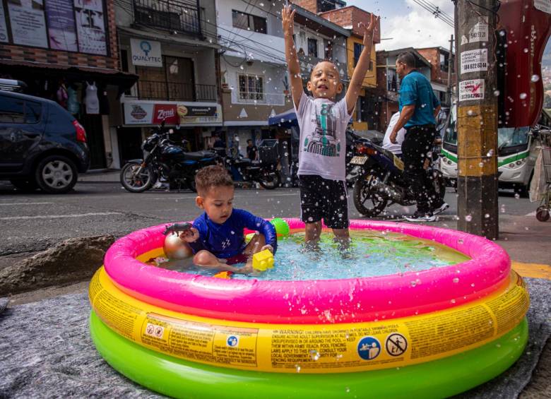 Niños felices en sus piscinas inflables fue una constante en el recorrido que realizamos por los barrios de Medellín. Foto: Carlos Velásquez