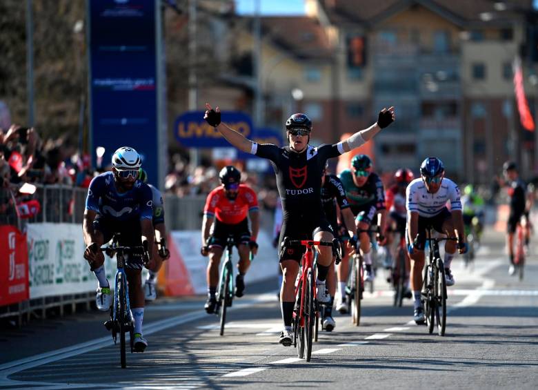Fernando Gaviria (izquierda) estuvo cerca del triunfo en la Milán-Turín. FOTO TWITTER MOVISTAR