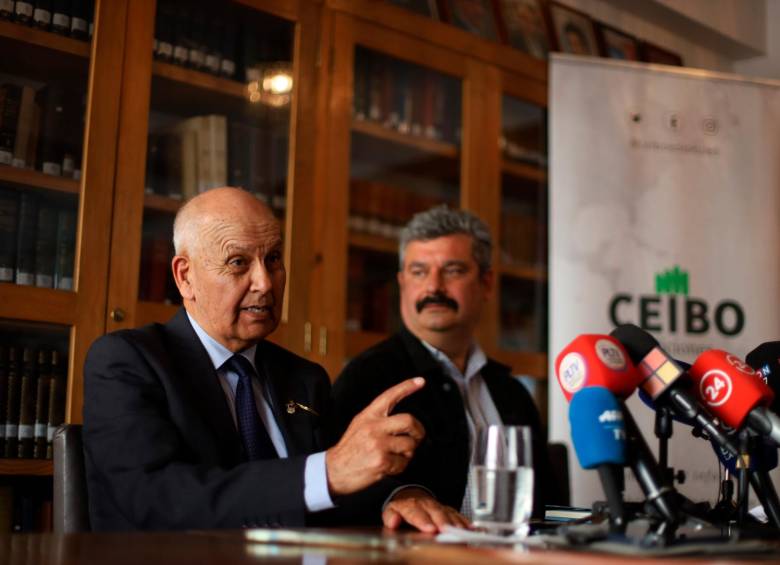 Manuel Araya, a la izquierda, fue el asistente personal de Pablo Neruda; y Francisco Marín, a la derecha, el investigador de la muerte de Neruda, corresponsal de Proceso de México y coautor del libro 'El doble asesinato de Neruda' (2012). FOTO Efe