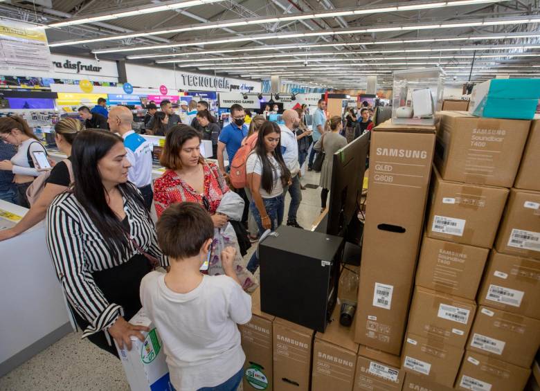 Después de Bogotá el departamento de Antioquia fue el de mayor dinamismo en la jornada de ventas del comercio por el Día sin IVA, según la Dian. FOTO Edwin Bustamante