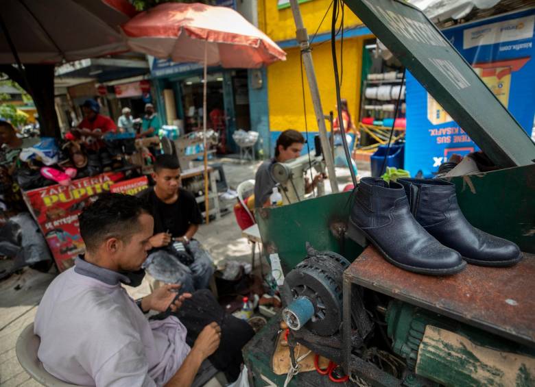 La jornada laboral en el país, en promedio, empieza a las 6:33 a.m., y la rentabilidad apenas supera los 90.000 pesos cada hora. FOTO: CAMILO SUÁREZ.