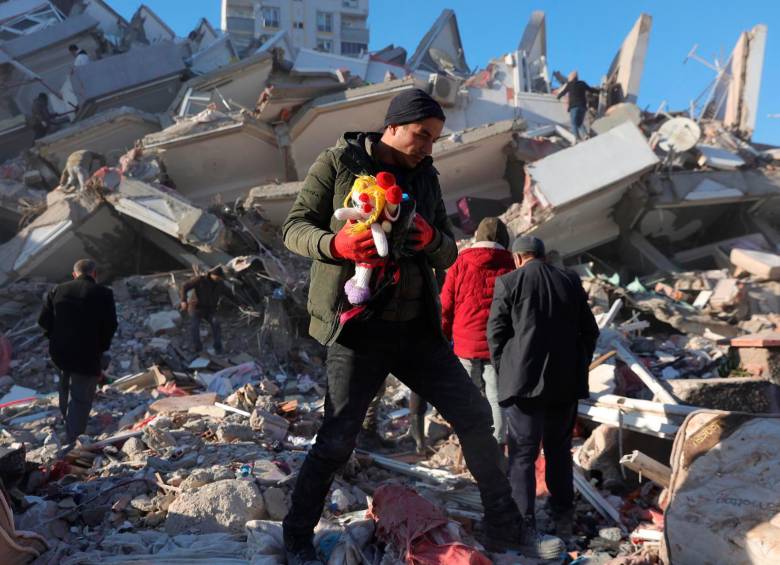 Al menos 14.014 personas murieron en el sureste de Turquía y 3.162 en Siria, con lo que el balance total asciende a 17.176 muertos. FOTO: EFE