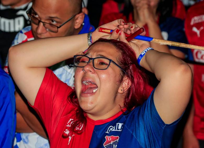 Daniela Jiménez, una de las percusionistas de La Murga del Indigente, fue una de las personas que más alentó al equipo durante el partido. Al final no podía creer que el título se les escapara. FOTO jaime pérez