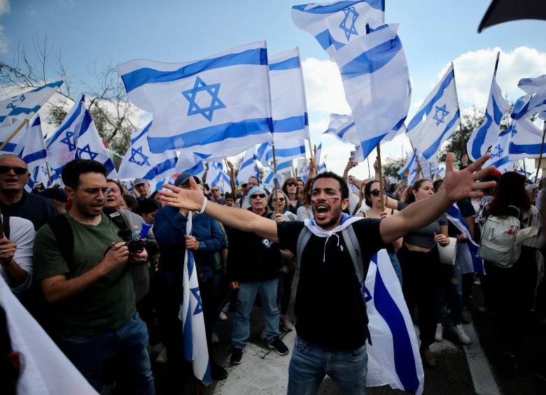 Benjamín Netanyahu pausó su reforma judicial para evitar una parálisis total de Israel tras las masivas protestas en Jerusalén y Tel Aviv. FOTO Getty