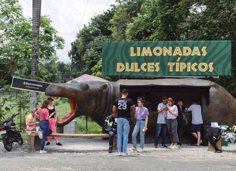  Venta de limonadas en la panza de un hipopótamo ubicado en la entrada del Parque Temático Hacienda Nápoles. FOTO adrian franco