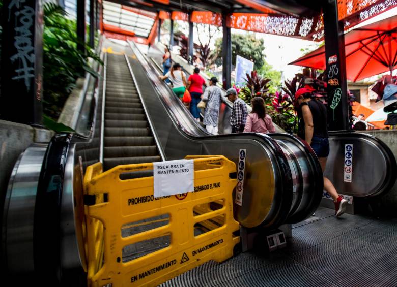 Así lucían dos de los tramos de las escaleras eléctricas, con carteles que dan evidencia de los daños que las tienen inactivas. Para bajar, deben hacerlo por las peatonales. FOTOS JULIO CÉSAR HERRERA