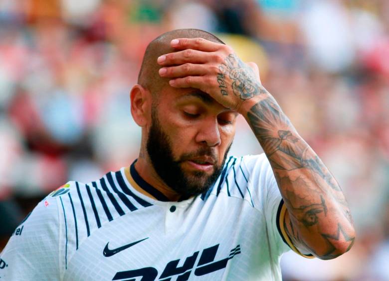 La situación de Dani Alves, quien se encuentra en prisión desde el pasado viernes, cada vez es más complicada por lo que acude a los mejores abogados para que se encarguen de su defensa. FOTO afp