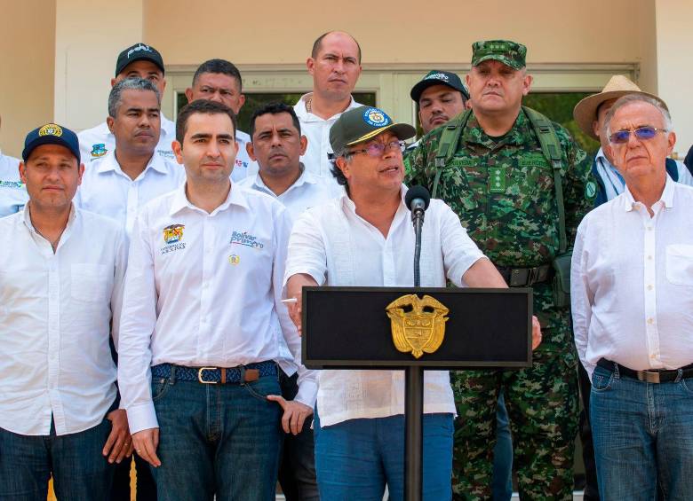 Petro quiere negociar ya con el ELN: suspende órdenes de extradición y de captura a negociadores