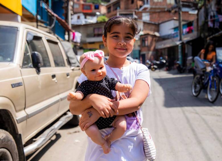 Algunas niñas mostraron con alegría las tradicionales muñecas que les regalaron en la noche de Navidad. Foto: Carlos Velásquez