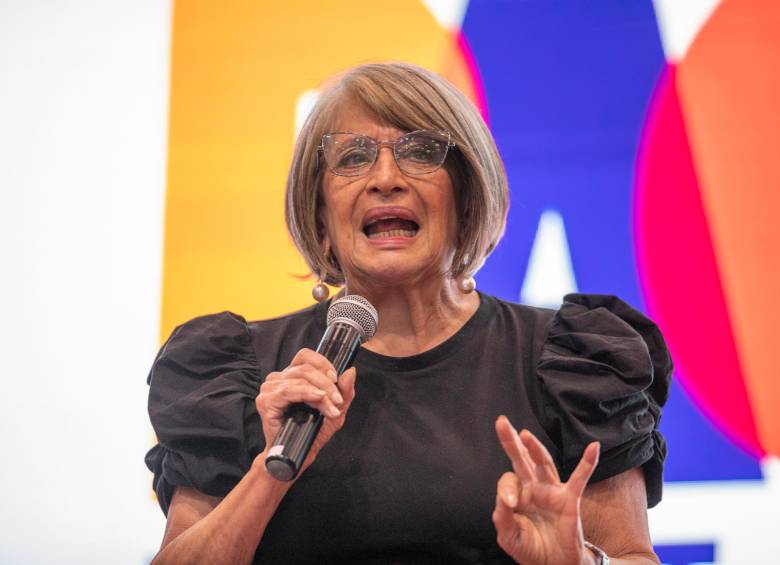 La ministra Cecilia López insistió en que estas tierras las recibirán poblaciones campesinas. FOTO: CARLOS VELÁSQUEZ