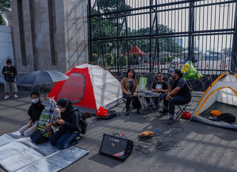 En la imagen se ven los manifestantes que instalaron tiendas de campaña durante una protesta contra el código penal recién aprobado frente a la puerta principal del edificio del parlamento en Yakarta, Indonesia. Foto: EFE. 