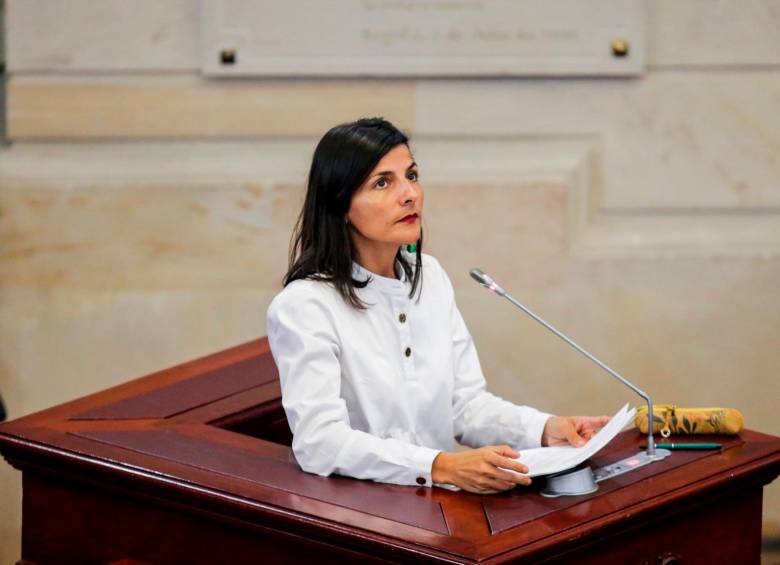 La ministra de Minas y Energía, Irene Vélez, designó a la abogada y hasta hoy directora de Formalización Minera, Johana Rocha, como nueva viceministra de Minas. FOTO Colprensa