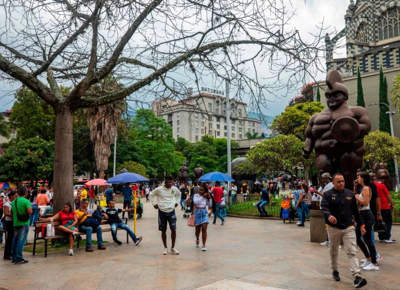 Los problemas de seguridad y sueciedad llevan varios años agravándose en la plaza Botero. Foto: Camilo Suárez. 