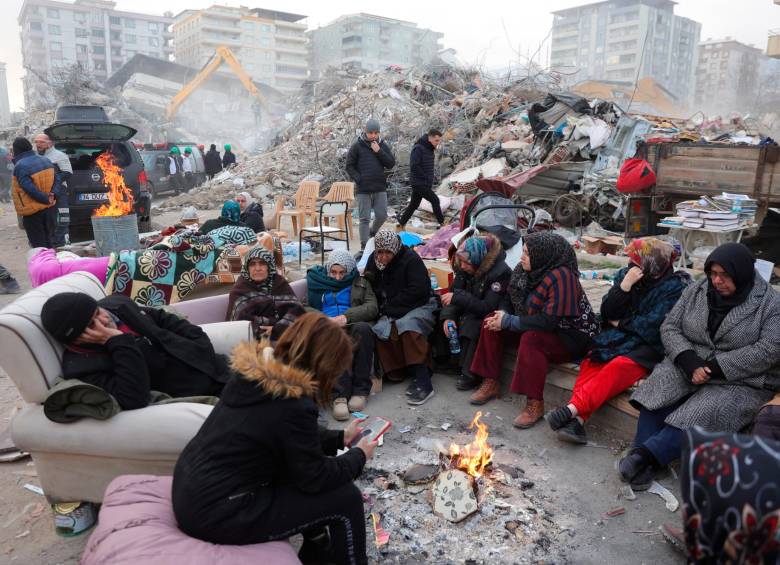 El frío glacial ha complicado la búsqueda y rescate de quienes pueden seguir esperando ayuda bajo los escombros. FOTO: EFE