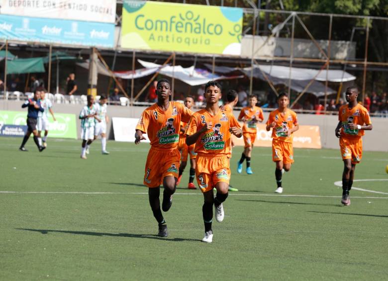 Los jugadores de Envigado celebran la clasificación a los cuartos de final. FOTO cortesía donaldo zuluaga- los paisitas