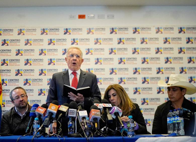 El expresidente Álvaro Uribe, junto al senador Ciro Ramírez (izq.) y la directora del partido, Nubia Stella Martínez. Están definiendo su camino político. FOTO Colprensa
