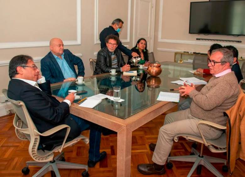 Esta semana el presidente Gustavo Petro se reunió con el firmante de paz y senador, Rodrigo Londoño, para hablar sobre la implementación del Acuerdo de paz y la seguridad de los exFarc. FOTO cORTESÍA