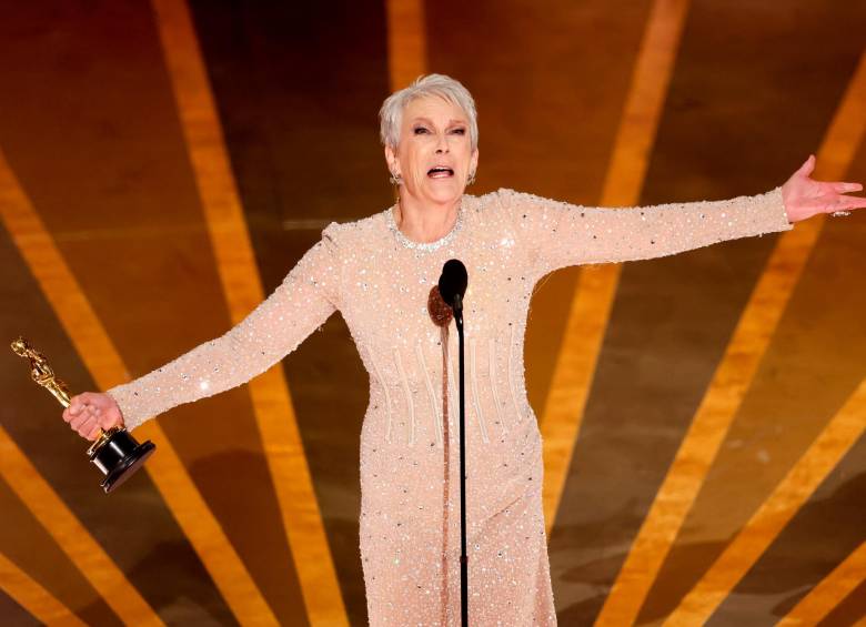 La emoción de Jamie Lee Curtis al recibir su Óscar. FOTO Getty