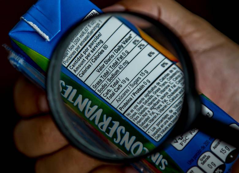 La OMS ha señalado que el etiquetado octogonal (izquierda) es más efectivo para mejorar los hábitos de consumo, pero el Minsalud implementó uno circular (derecha). FOTO Juan Antonio Sánchez