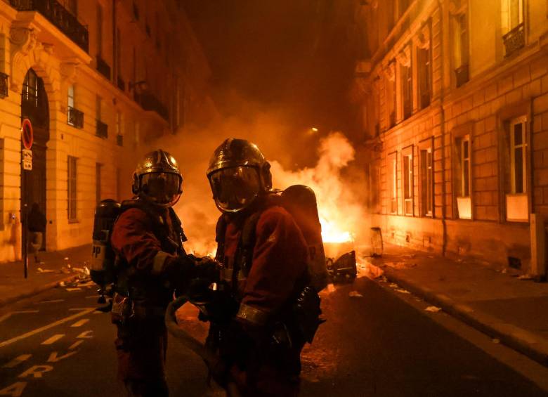 En la noche del jueves 16 de marzo se registraron 310 arrestos por los desmanes en Francia. FOTO EFE