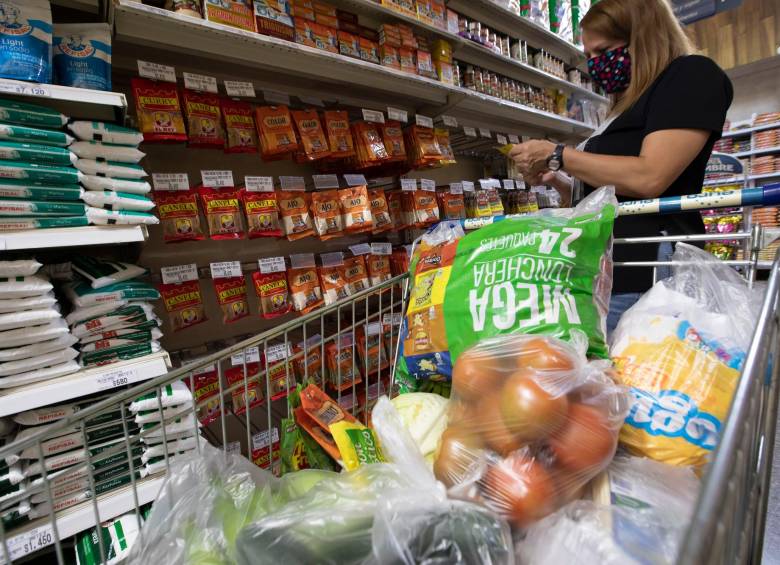 Según el Dane, el 21,6% de las familias en Colombia comen menos veces al día en comparación con la cantidad de veces que lo hacían antes de la pandemia. Foto: Edwin Bustamante