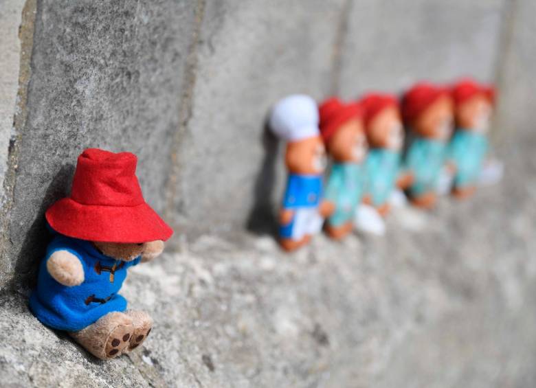También han dejado muñecos de peluche. FOTO Efe
