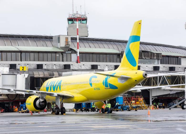 Miles de personas aguardan respuestas tras la suspensión de vuelos de Viva Air. FOTO Julio Herrera