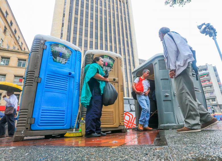 Estos son los baños portátiles que ayudan a mitigar, pero no son una solución de fondo. FOTO esneyder gutiérrez