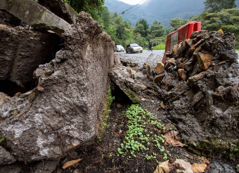 Algunos tramos se están hundiendo, otros tienen grietas y los muros de contención están deteriorados. El corredor requiere pavimentación. FOTO edwin bustamante