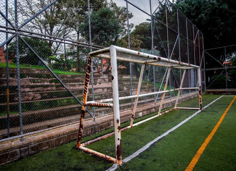 Aspecto de la cancha de fútbol de barrio Betania, uno de los escenarios deteriorados en la ciudad. El lugar es uno de los 231 que serán intervenidos. FOTO CAMILO SUÁREZ