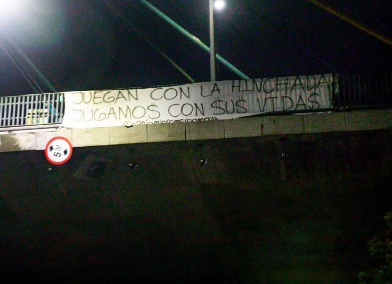 Una de las pancartas amenazantes en contra de los directivos. Esta la ubicaron en el puente de la calle 4 sur.