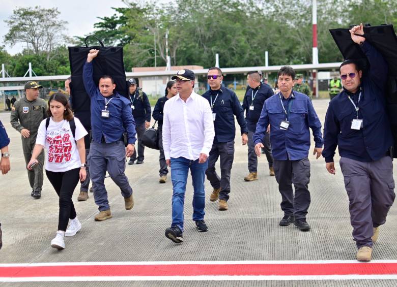 Llegada del presidente Gustavo Petro al municipio de Caucasia, donde está liderando un consejo de seguridad tras las acciones ilegales cometidas por el Clan del Golfo. FOTO PRESIDENCIA 