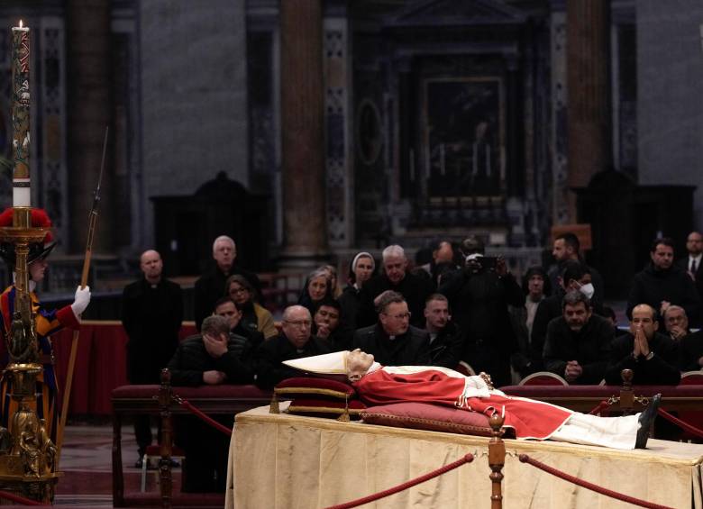 Guardias suizos e integrantes de la Iglesia Católica se despiden del único papá que falleció siendo emérito. Será enterrado sin los tradicionales zapatos rojos que benefician a los papas que lo secundan. FOTO getty