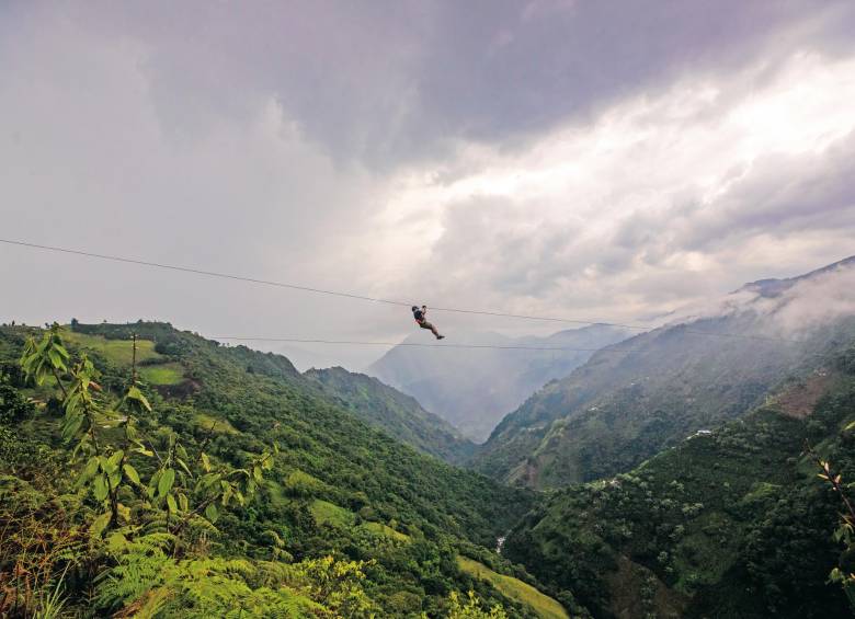 Este cable vuelo tiene 700 metros de distancia. Este cable vuelo tiene 700 metros de distancia.