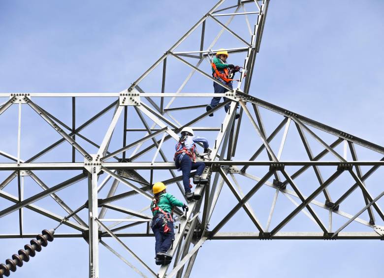 En La Ceja se forma la primera generación de mujeres que se le midieron a instalar energía a 40 metros de altura