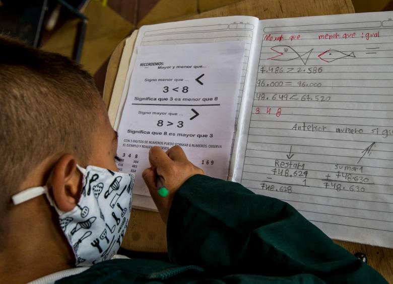 La Secretaría de Educación de Antioquia recomendó que por no llevar un uniforme que no esté acorde con el manual de convivencia no se prive a los estudiantes de estar en clase. FOTO JULIO CÉSAR HERRERA