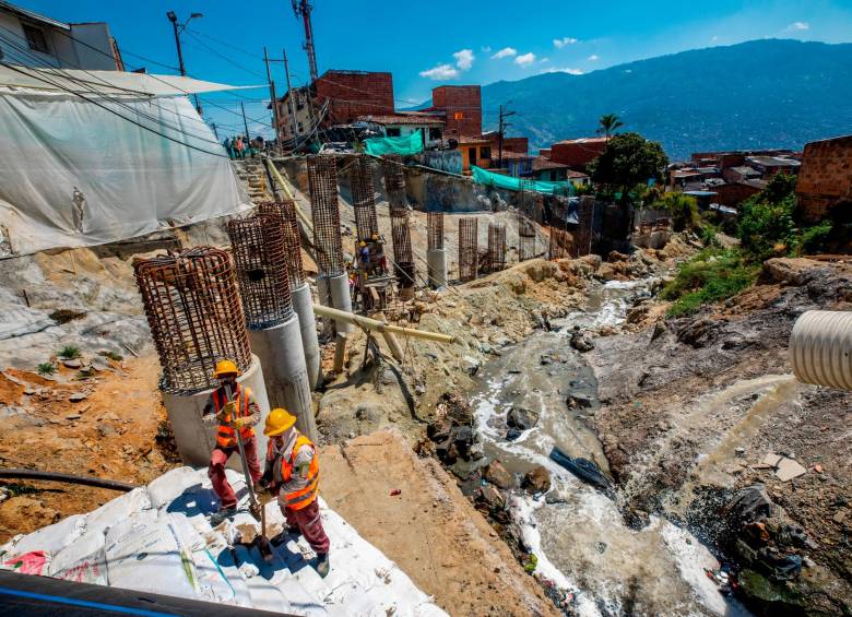 Los obreros que trabajan desde el lado de Bello redoblaron jornadas y están trabajando hasta los fines de semana. Son 26 pilas las que tienen que construir para devolverla la tranquilidad a la comunidad. FOTO camilo suárez